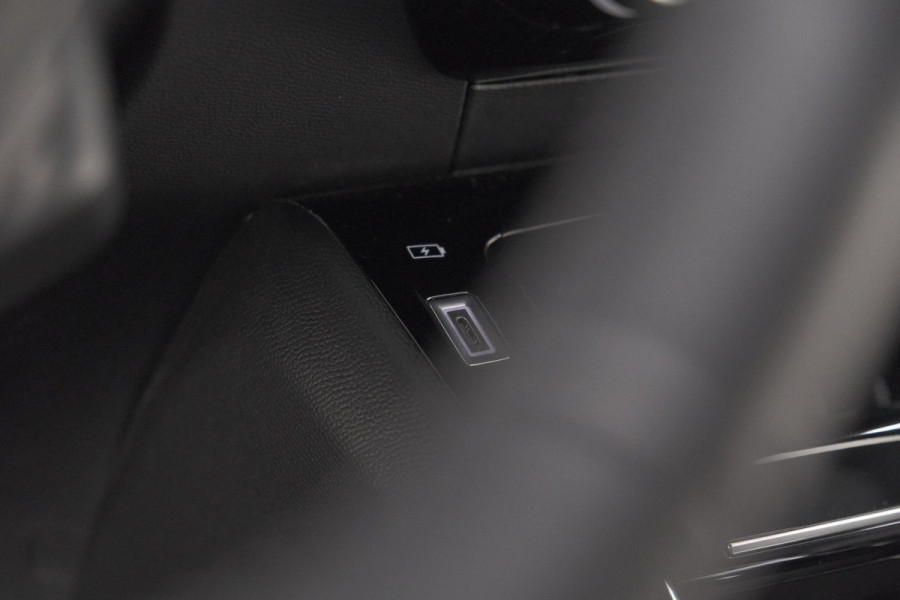 Peugeot 2008 Hybrid 136 e-DCS6 Allure | Navigatie | Parkeersensoren Voor + Achter | Apple Carplay