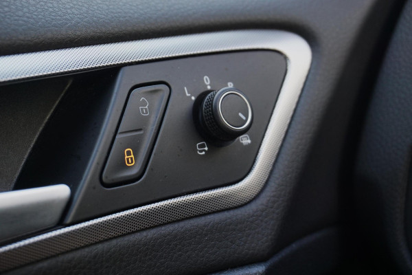 Volkswagen Golf 1.0 TSI Highline/CARPLAY/18 INCH/CAMERA/DAB.