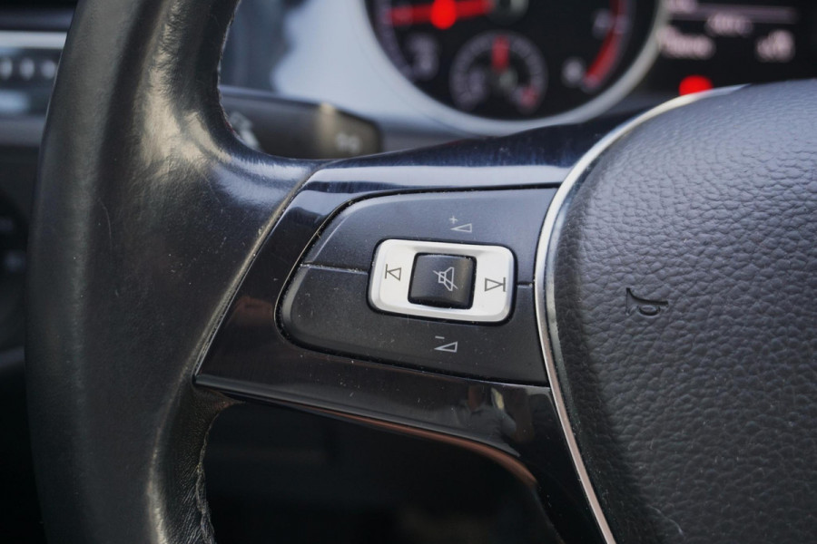 Volkswagen Golf 1.0 TSI Highline/CARPLAY/18 INCH/CAMERA/DAB.