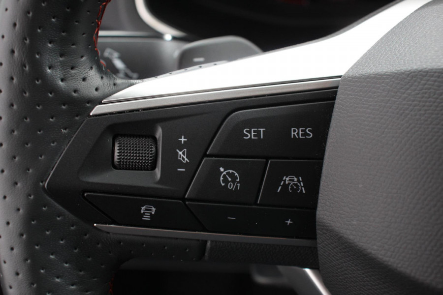 Seat Ibiza 1.0 TSI 110pk DSG FR Navigatie Apple Carplay/Android Auto Camera Parkeersensoren Adaptive cruise control Keyless Entry/Start Virtual Cockpit Stoelverwarming Ledverlichting Getinte ramen