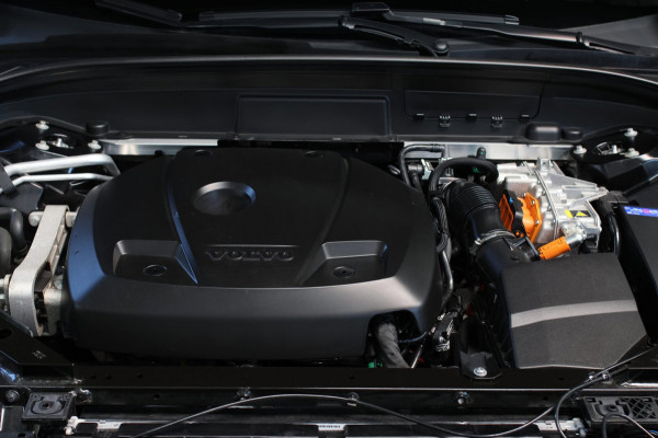 Volvo XC60 2.0 T8 Plug-in hybrid AWD Ultra Black Edition *B&W*Pano*Massage*Luchtvering*