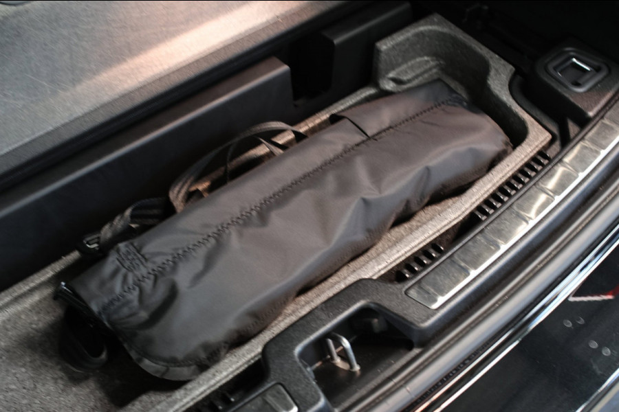 Volvo XC60 2.0 T8 Plug-in hybrid AWD Ultra Black Edition *B&W*Pano*Massage*Luchtvering*