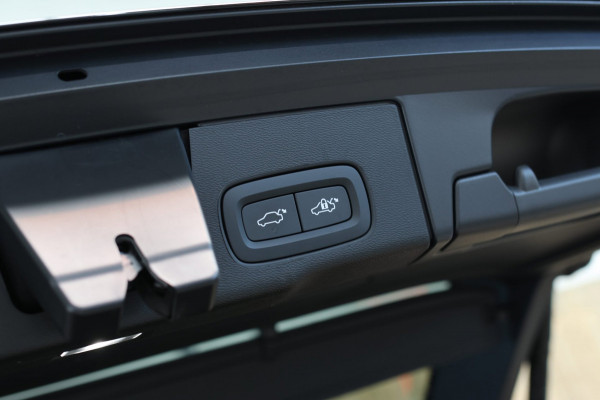 Volvo XC60 2.0 T8 Plug-in hybrid AWD Ultra Black Edition *B&W*Pano*Massage*Luchtvering*