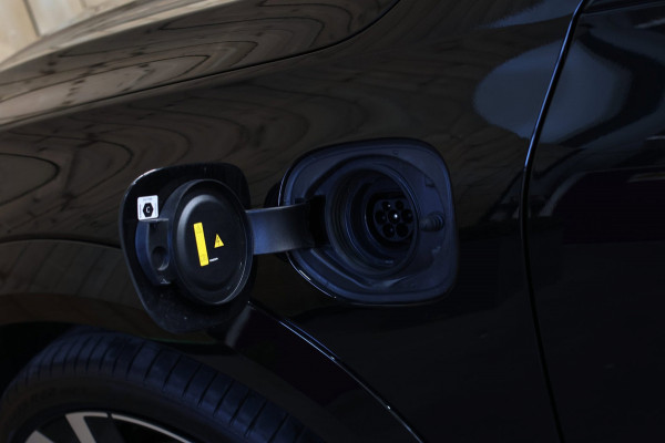 Volvo XC60 2.0 T8 Plug-in hybrid AWD Ultra Black Edition *B&W*Pano*Massage*Luchtvering*