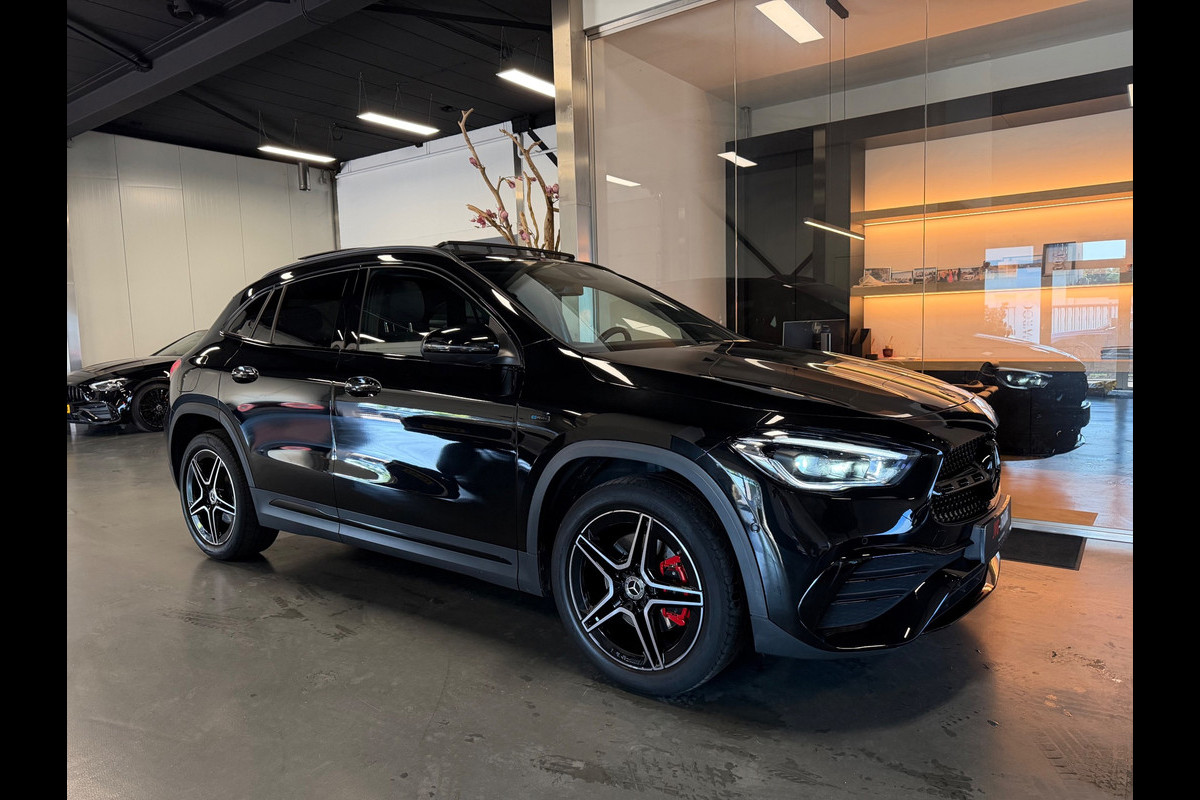 Mercedes-Benz GLA 250 e Amg night Panorama Memory Sfeerverlichting.