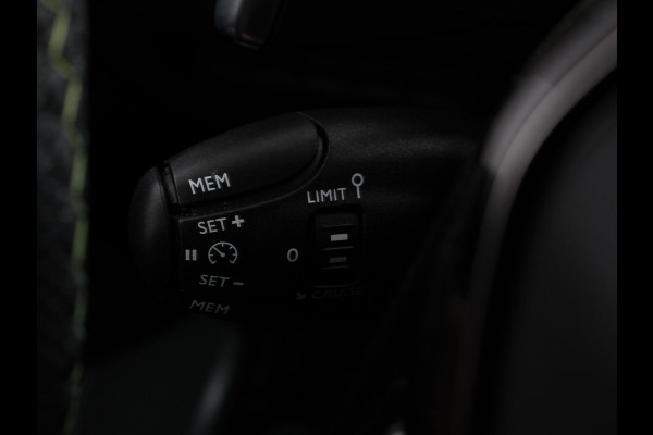 Peugeot 2008 1.2 GT Automaat Climate control Cruise control Apple Carplay/ Android Auto led Lichtmetalen velgen Parkeersensoren Camera