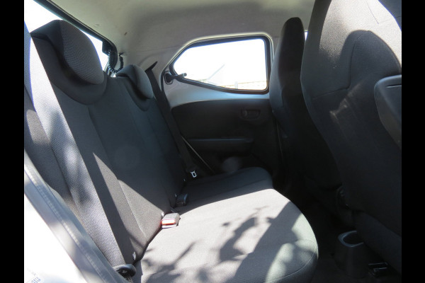 Toyota Aygo 1.0 VVT-i x-fun 5-DRS NIEUWE TYPE | AIRCO | DEALER ONDERHOUDEN | BLUETOOTH |