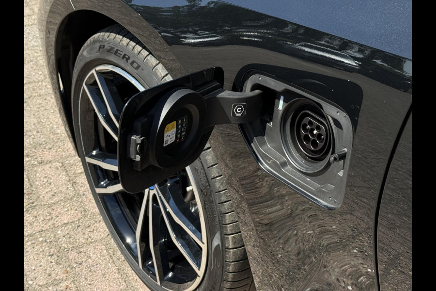 BMW 3 Serie Touring 330e M SPORT LCI | DRIVING PROFF. | TREKHAAK | CAMERA | LEDER |