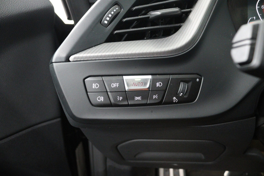 BMW 2 Serie Gran Coupé 218i Business Edition Plus (PANORAMADAK, CAMERA, SFEERVERLICHTING, STOELVERWARMING, PARKEERSENSOREN)
