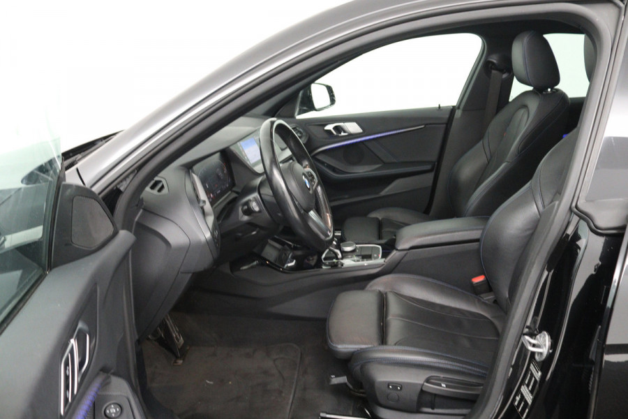 BMW 2 Serie Gran Coupé 218i Business Edition Plus (PANORAMADAK, CAMERA, SFEERVERLICHTING, STOELVERWARMING, PARKEERSENSOREN)