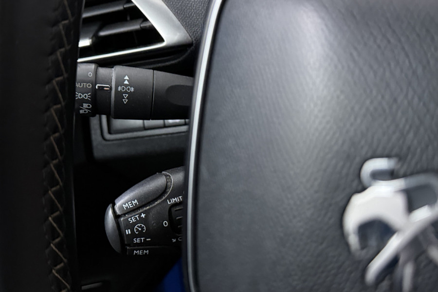 Peugeot 3008 1.2 PureTech GT Line (PANORAMADAK, TREKHAAK, CAMERA, CRUISE CONTROL, PARKEERSENSOREN)