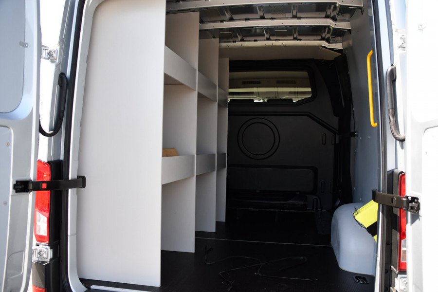 Volkswagen Crafter 35 2.0 TDI L3H2 DC Highline PB Edition Camera, Caplay, LED, 177pk, 2 x Schuifdeur, Clima, Leder, Multimedia, Voorruit verwarming, Automaat, Uniek!