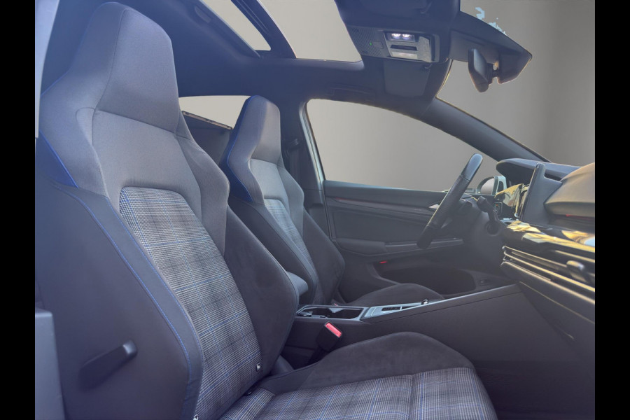 Volkswagen Golf 1.4 eHybrid GTE Pano | Sfeer | Matrix-Led | Camera | Stoelverw | Led mistlampen | Carplay |