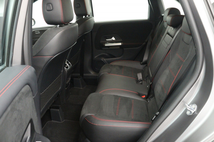 Mercedes-Benz B-Klasse 180 Business Solution AMG (TREKHAAK WEGKLAPBAAR, CAMERA, STOELVERWARMING, LED)
