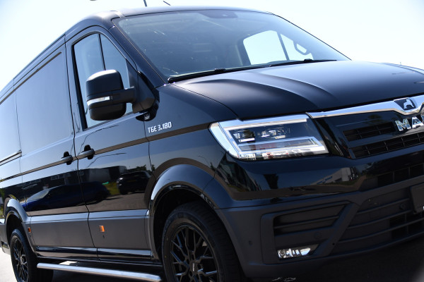 MAN TGE 3.180 35 2.0 L3H2 Black Edition FULL Options! Adaptieve Cruise, Camera, Carplay, 2 x Schuifdeur, LED, Clima, Stoelverarming, Multimedia, Stuurverwarming, Uniek!