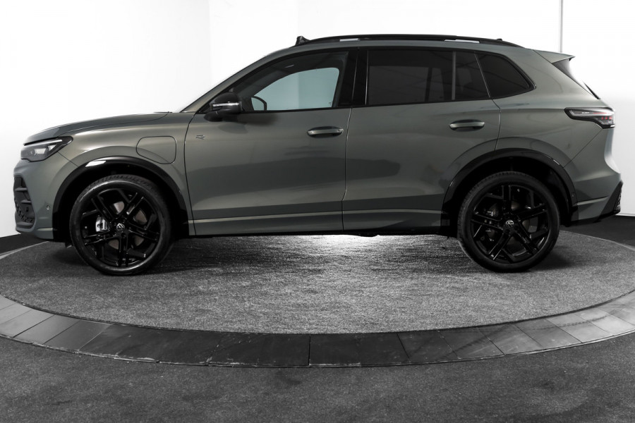 Volkswagen Tiguan 1.5 eHybrid R-Line Edition 272 PK | Black Style | 15 inch Navi | Elek. Trekhaak | IQ Light | S/K-Panodak | Dig. Cockpit | Adapt. Cruise | Stoel-+Stuurverw. | 360 Camera | NAV + App. Connect | ECC | Elek. Klep | LM 20" | 4296