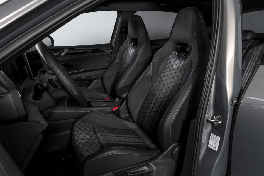 Volkswagen Tiguan 1.5 eHybrid R-Line Edition 272 PK | Black Style | 15 inch Navi | Elek. Trekhaak | IQ Light | S/K-Panodak | Dig. Cockpit | Adapt. Cruise | Stoel-+Stuurverw. | 360 Camera | NAV + App. Connect | ECC | Elek. Klep | LM 20" | 4296