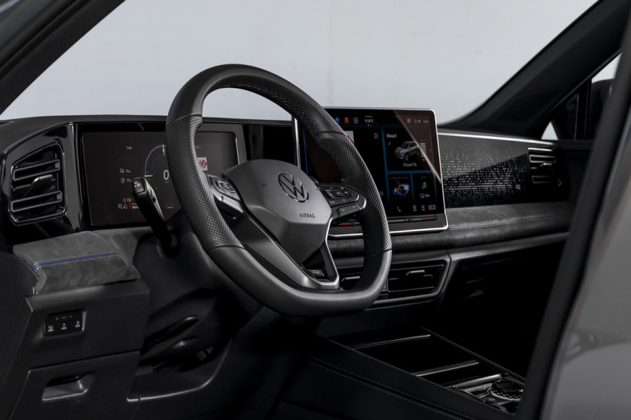 Volkswagen Tiguan 1.5 eHybrid R-Line Edition 272 PK | Black Style | 15 inch Navi | Elek. Trekhaak | IQ Light | S/K-Panodak | Dig. Cockpit | Adapt. Cruise | Stoel-+Stuurverw. | 360 Camera | NAV + App. Connect | ECC | Elek. Klep | LM 20" | 4296