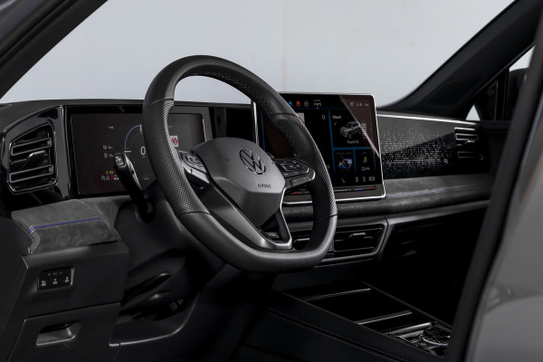 Volkswagen Tiguan 1.5 eHybrid R-Line Edition 272 PK | Black Style | 15 inch Navi | Elek. Trekhaak | IQ Light | S/K-Panodak | Dig. Cockpit | Adapt. Cruise | Stoel-+Stuurverw. | 360 Camera | NAV + App. Connect | ECC | Elek. Klep | LM 20" | 4296