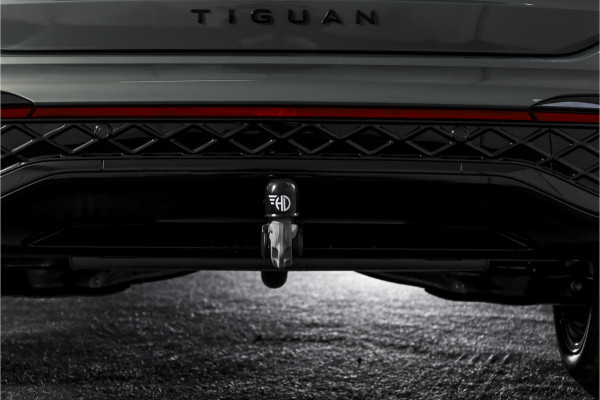 Volkswagen Tiguan 1.5 eHybrid R-Line Edition 272 PK | Black Style | 15 inch Navi | Elek. Trekhaak | IQ Light | S/K-Panodak | Dig. Cockpit | Adapt. Cruise | Stoel-+Stuurverw. | 360 Camera | NAV + App. Connect | ECC | Elek. Klep | LM 20" | 4296