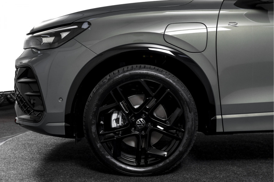 Volkswagen Tiguan 1.5 eHybrid R-Line Edition 272 PK | Black Style | 15 inch Navi | Elek. Trekhaak | IQ Light | S/K-Panodak | Dig. Cockpit | Adapt. Cruise | Stoel-+Stuurverw. | 360 Camera | NAV + App. Connect | ECC | Elek. Klep | LM 20" | 4296