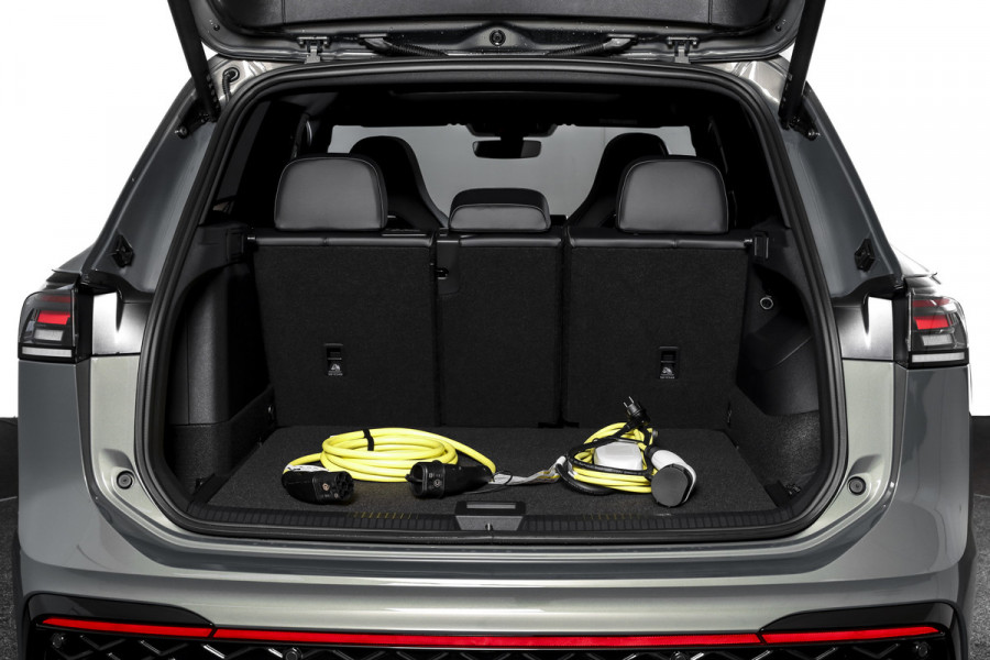 Volkswagen Tiguan 1.5 eHybrid R-Line Edition 272 PK | Black Style | 15 inch Navi | Elek. Trekhaak | IQ Light | S/K-Panodak | Dig. Cockpit | Adapt. Cruise | Stoel-+Stuurverw. | 360 Camera | NAV + App. Connect | ECC | Elek. Klep | LM 20" | 4296