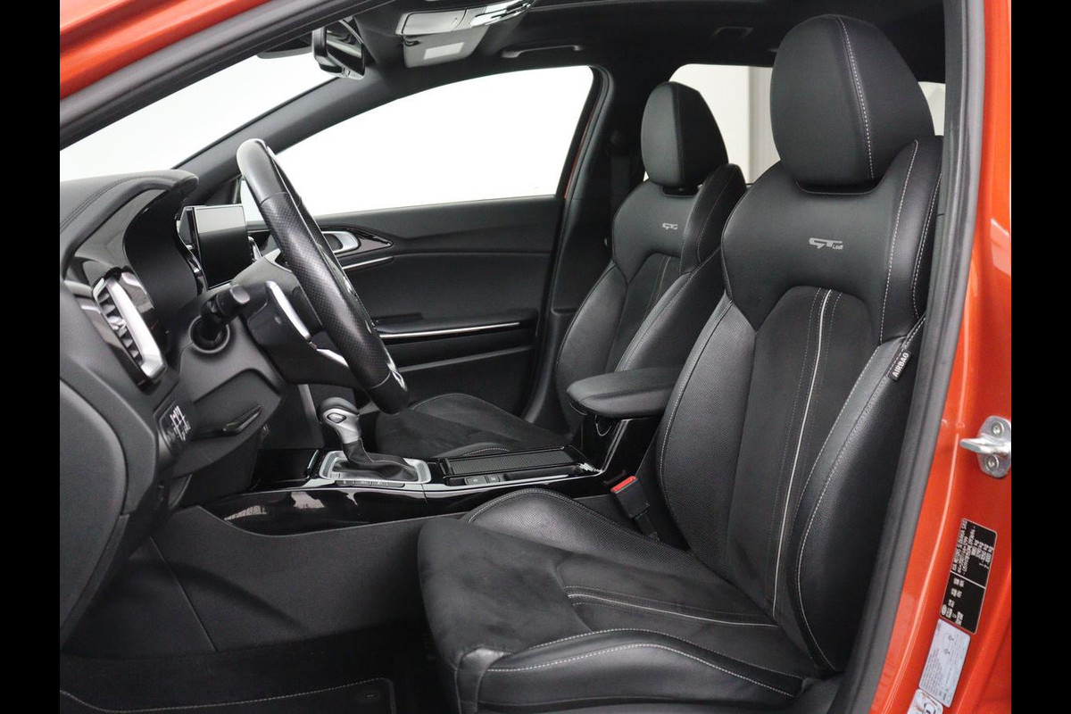 Kia Ceed 1.5 T-GDi GT-PlusLine | Panoramadak | Trekhaak | Stoelverwarming | Leder/Alcantara | JBL Sound | Carplay | Adaptive cruise | Sportstoelen | Achterbankverwarming | Keyless | Navigatie | Camera | Memory | Side Assist