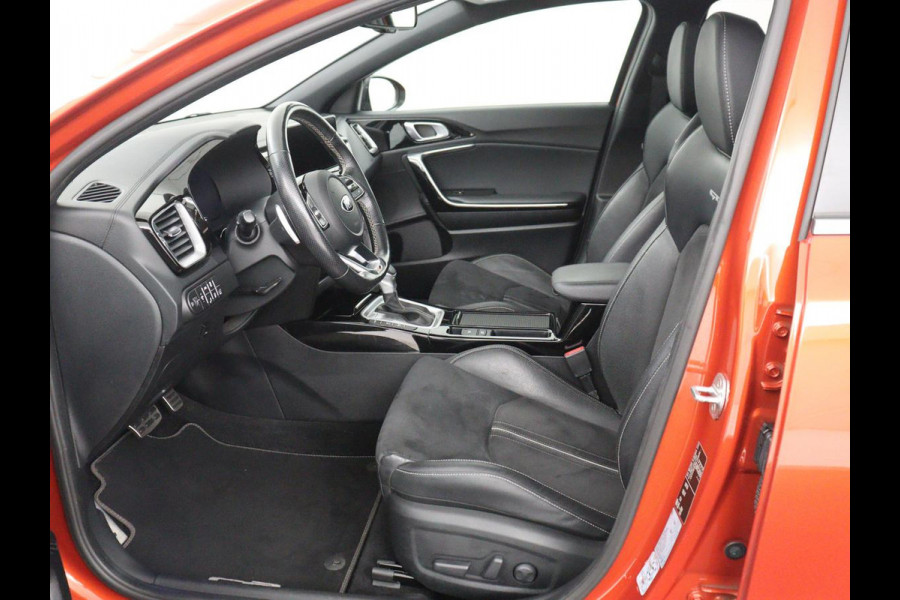 Kia Ceed 1.5 T-GDi GT-PlusLine | Panoramadak | Trekhaak | Stoelverwarming | Leder/Alcantara | JBL Sound | Carplay | Adaptive cruise | Sportstoelen | Achterbankverwarming | Keyless | Navigatie | Camera | Memory | Side Assist