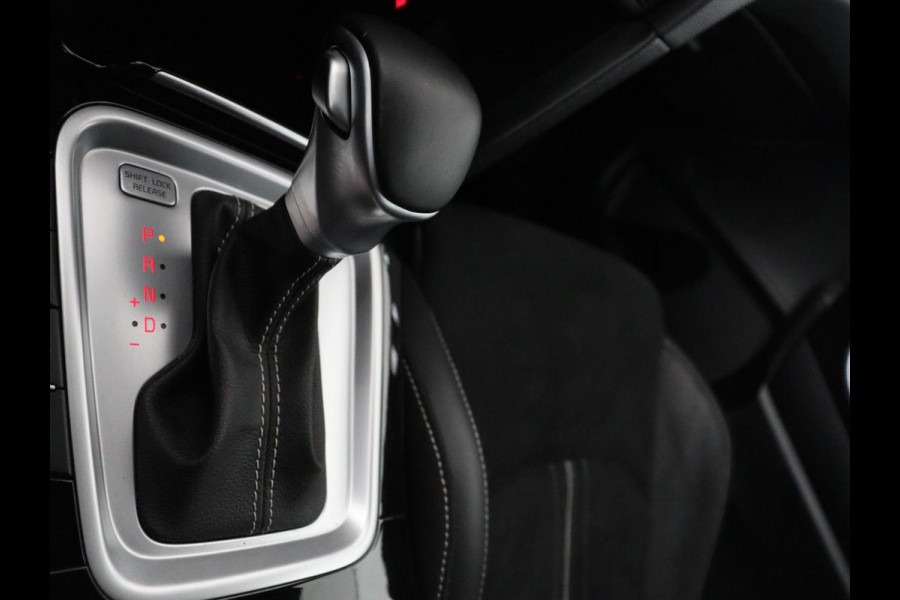 Kia Ceed 1.5 T-GDi GT-PlusLine | Panoramadak | Trekhaak | Stoelverwarming | Leder/Alcantara | JBL Sound | Carplay | Adaptive cruise | Sportstoelen | Achterbankverwarming | Keyless | Navigatie | Camera | Memory | Side Assist