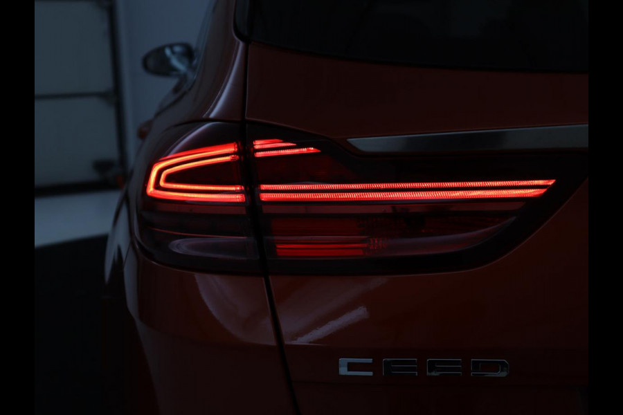 Kia Ceed 1.5 T-GDi GT-PlusLine | Panoramadak | Trekhaak | Stoelverwarming | Leder/Alcantara | JBL Sound | Carplay | Adaptive cruise | Sportstoelen | Achterbankverwarming | Keyless | Navigatie | Camera | Memory | Side Assist