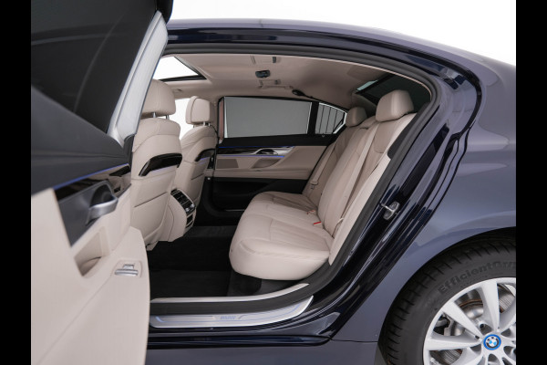 BMW 7 Serie 745Le (Plug-in) (INCL-BTW) *PANO | LEATHER | FULL-LED | HEAD-UP | BLINDSPOT | MEMORY-PACK | DIGI-COCKPIT | KEYLESS | DAB+ | CAMERA | HEATED-COMFORTSEATS | AMBIENTLIGHT | CARPLAY | SHIFTPADDLES | 18''ALU*