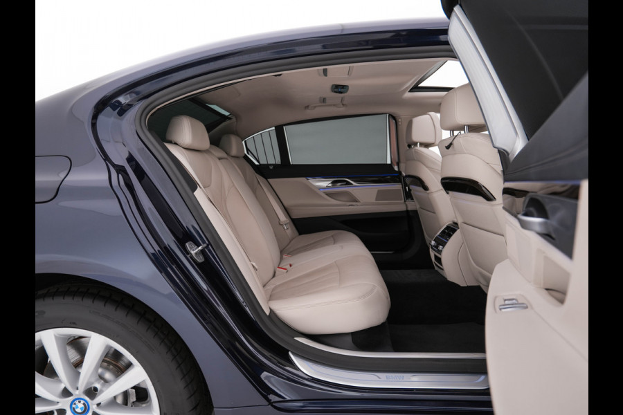 BMW 7 Serie 745Le (Plug-in) (INCL-BTW) *PANO | LEATHER | FULL-LED | HEAD-UP | BLINDSPOT | MEMORY-PACK | DIGI-COCKPIT | KEYLESS | DAB+ | CAMERA | HEATED-COMFORTSEATS | AMBIENTLIGHT | CARPLAY | SHIFTPADDLES | 18''ALU*