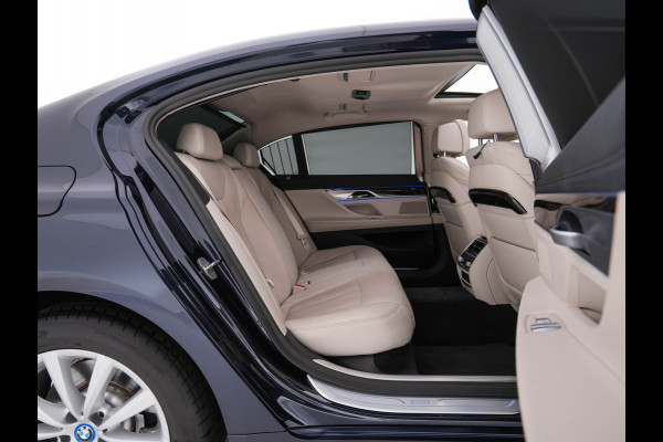 BMW 7 Serie 745Le (Plug-in) (INCL-BTW) *PANO | LEATHER | FULL-LED | HEAD-UP | BLINDSPOT | MEMORY-PACK | DIGI-COCKPIT | KEYLESS | DAB+ | CAMERA | HEATED-COMFORTSEATS | AMBIENTLIGHT | CARPLAY | SHIFTPADDLES | 18''ALU*
