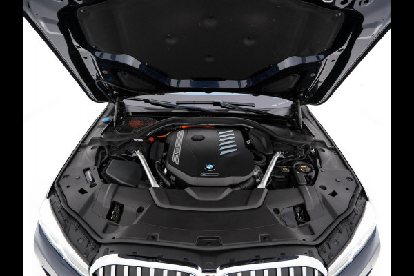 BMW 7 Serie 745Le (Plug-in) (INCL-BTW) *PANO | LEATHER | FULL-LED | HEAD-UP | BLINDSPOT | MEMORY-PACK | DIGI-COCKPIT | KEYLESS | DAB+ | CAMERA | HEATED-COMFORTSEATS | AMBIENTLIGHT | CARPLAY | SHIFTPADDLES | 18''ALU*