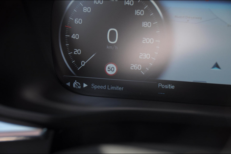 Volvo XC60 T8 390PK Automaat Recharge AWD Inscription / Head up display / Leer dashboard / Trekhaak / BLIS / Adaptieve cruise control / Panoramadak / Apple carplay / Parkeersensoren met camera / Elektrische achterklep / Elektrische stoelen met geheugen / Stoel en stuurwielverwarming