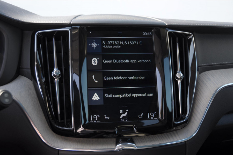 Volvo XC60 T8 390PK Automaat Recharge AWD Inscription / Head up display / Leer dashboard / Trekhaak / BLIS / Adaptieve cruise control / Panoramadak / Apple carplay / Parkeersensoren met camera / Elektrische achterklep / Elektrische stoelen met geheugen / Stoel en stuurwielverwarming