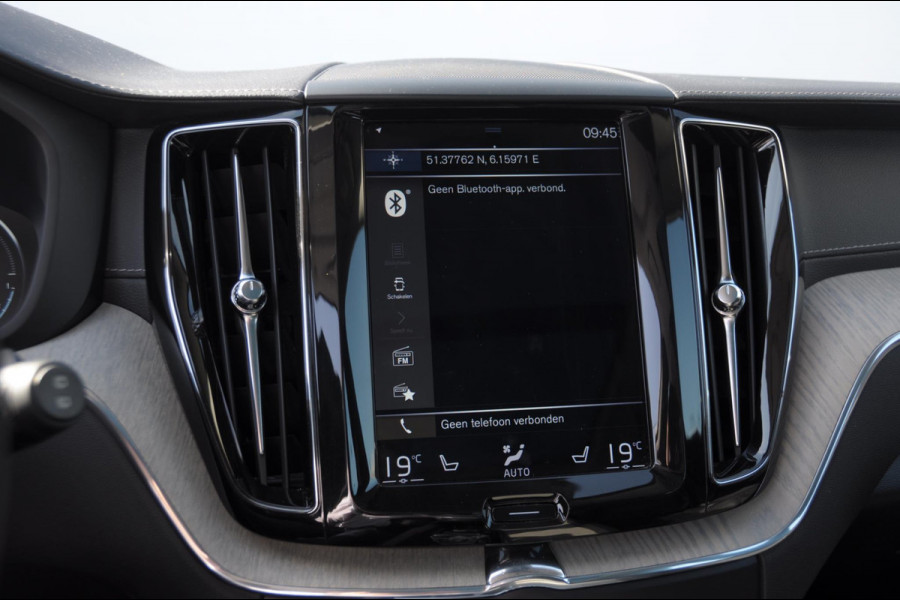 Volvo XC60 T8 390PK Automaat Recharge AWD Inscription / Head up display / Leer dashboard / Trekhaak / BLIS / Adaptieve cruise control / Panoramadak / Apple carplay / Parkeersensoren met camera / Elektrische achterklep / Elektrische stoelen met geheugen / Stoel en stuurwielverwarming