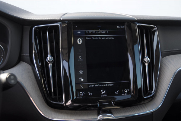 Volvo XC60 T8 390PK Automaat Recharge AWD Inscription / Head up display / Leer dashboard / Trekhaak / BLIS / Adaptieve cruise control / Panoramadak / Apple carplay / Parkeersensoren met camera / Elektrische achterklep / Elektrische stoelen met geheugen / Stoel en stuurwielverwarming