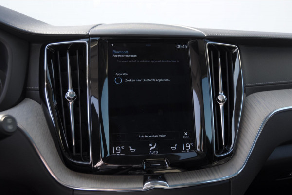 Volvo XC60 T8 390PK Automaat Recharge AWD Inscription / Head up display / Leer dashboard / Trekhaak / BLIS / Adaptieve cruise control / Panoramadak / Apple carplay / Parkeersensoren met camera / Elektrische achterklep / Elektrische stoelen met geheugen / Stoel en stuurwielverwarming