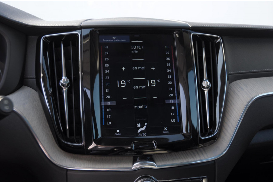 Volvo XC60 T8 390PK Automaat Recharge AWD Inscription / Head up display / Leer dashboard / Trekhaak / BLIS / Adaptieve cruise control / Panoramadak / Apple carplay / Parkeersensoren met camera / Elektrische achterklep / Elektrische stoelen met geheugen / Stoel en stuurwielverwarming