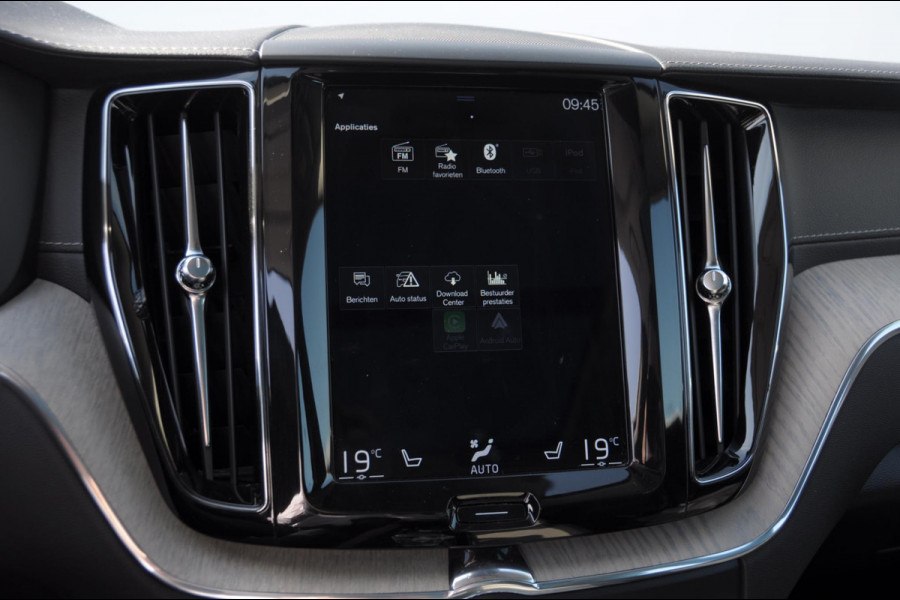Volvo XC60 T8 390PK Automaat Recharge AWD Inscription / Head up display / Leer dashboard / Trekhaak / BLIS / Adaptieve cruise control / Panoramadak / Apple carplay / Parkeersensoren met camera / Elektrische achterklep / Elektrische stoelen met geheugen / Stoel en stuurwielverwarming