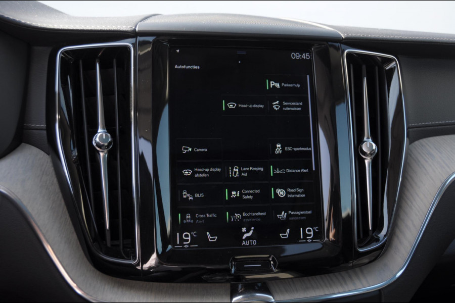Volvo XC60 T8 390PK Automaat Recharge AWD Inscription / Head up display / Leer dashboard / Trekhaak / BLIS / Adaptieve cruise control / Panoramadak / Apple carplay / Parkeersensoren met camera / Elektrische achterklep / Elektrische stoelen met geheugen / Stoel en stuurwielverwarming