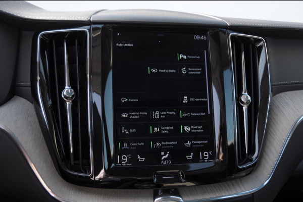Volvo XC60 T8 390PK Automaat Recharge AWD Inscription / Head up display / Leer dashboard / Trekhaak / BLIS / Adaptieve cruise control / Panoramadak / Apple carplay / Parkeersensoren met camera / Elektrische achterklep / Elektrische stoelen met geheugen / Stoel en stuurwielverwarming