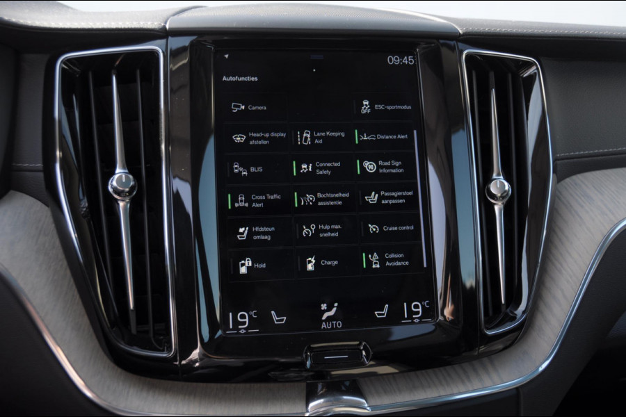 Volvo XC60 T8 390PK Automaat Recharge AWD Inscription / Head up display / Leer dashboard / Trekhaak / BLIS / Adaptieve cruise control / Panoramadak / Apple carplay / Parkeersensoren met camera / Elektrische achterklep / Elektrische stoelen met geheugen / Stoel en stuurwielverwarming