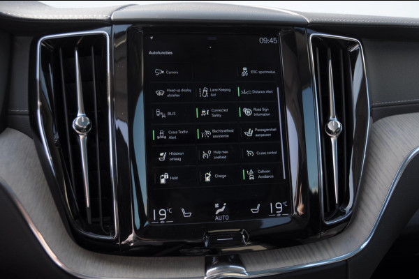 Volvo XC60 T8 390PK Automaat Recharge AWD Inscription / Head up display / Leer dashboard / Trekhaak / BLIS / Adaptieve cruise control / Panoramadak / Apple carplay / Parkeersensoren met camera / Elektrische achterklep / Elektrische stoelen met geheugen / Stoel en stuurwielverwarming