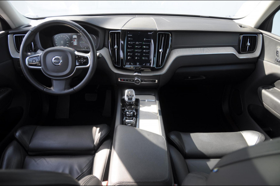 Volvo XC60 T8 390PK Automaat Recharge AWD Inscription / Head up display / Leer dashboard / Trekhaak / BLIS / Adaptieve cruise control / Panoramadak / Apple carplay / Parkeersensoren met camera / Elektrische achterklep / Elektrische stoelen met geheugen / Stoel en stuurwielverwarming
