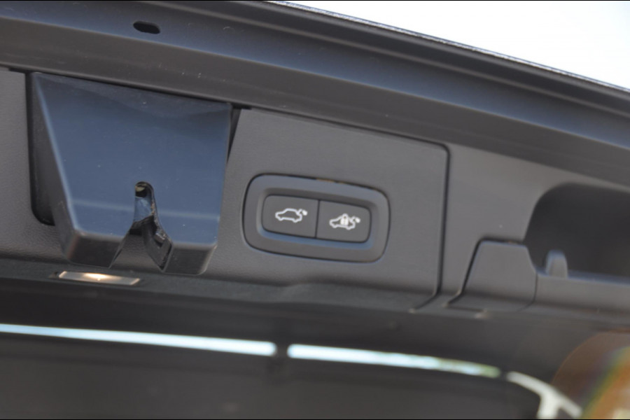 Volvo XC60 T8 390PK Automaat Recharge AWD Inscription / Head up display / Leer dashboard / Trekhaak / BLIS / Adaptieve cruise control / Panoramadak / Apple carplay / Parkeersensoren met camera / Elektrische achterklep / Elektrische stoelen met geheugen / Stoel en stuurwielverwarming