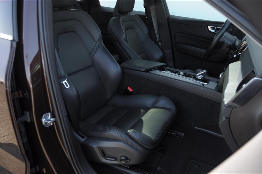 Volvo XC60 T8 390PK Automaat Recharge AWD Inscription / Head up display / Leer dashboard / Trekhaak / BLIS / Adaptieve cruise control / Panoramadak / Apple carplay / Parkeersensoren met camera / Elektrische achterklep / Elektrische stoelen met geheugen / Stoel en stuurwielverwarming