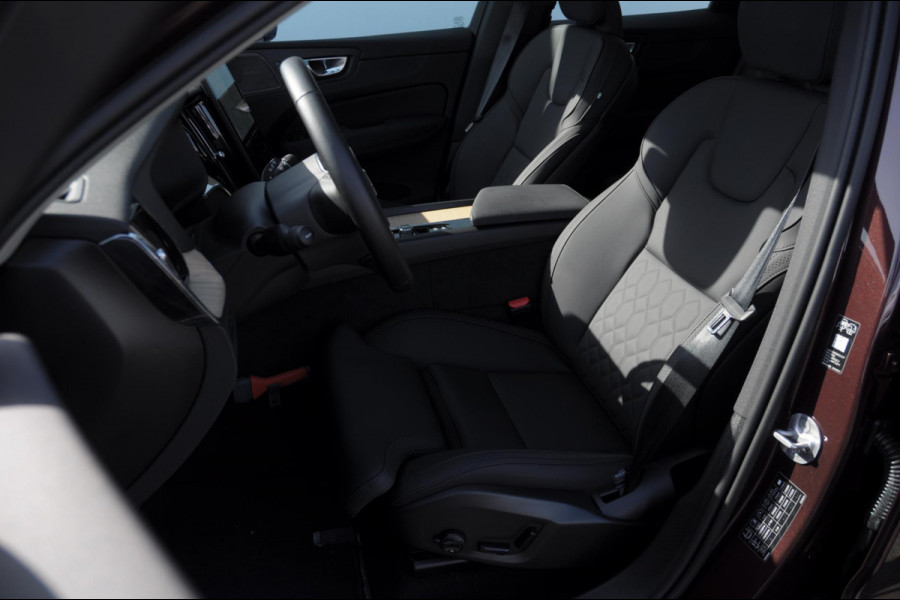Volvo XC60 T6 350PK Automaat AWD Plus Dark / Trekhaak / BLIS / Adaptieve cruise control / Panoramadak / Apple carplay / Parkeersensoren met camera / Elektrische achterklep / Elektrische stoelen met geheugen / Stoel en stuurwielverwarming