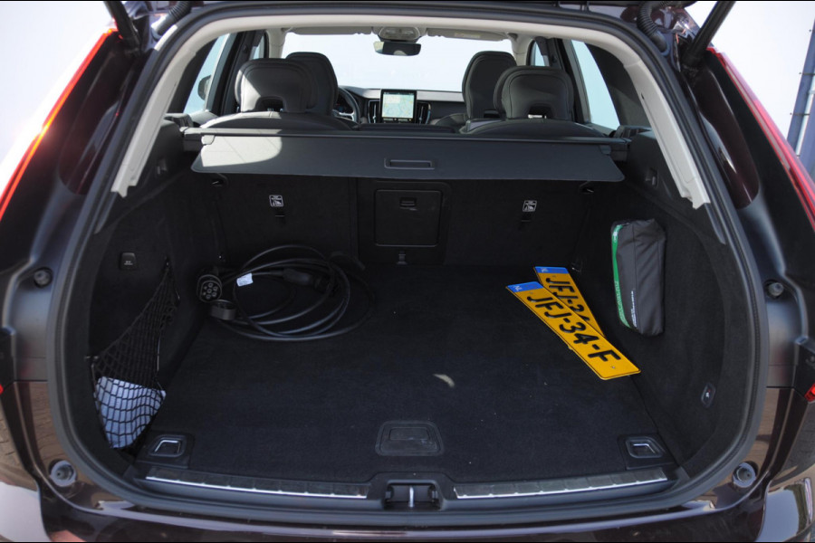 Volvo XC60 T6 350PK Automaat AWD Plus Dark / Trekhaak / BLIS / Adaptieve cruise control / Panoramadak / Apple carplay / Parkeersensoren met camera / Elektrische achterklep / Elektrische stoelen met geheugen / Stoel en stuurwielverwarming